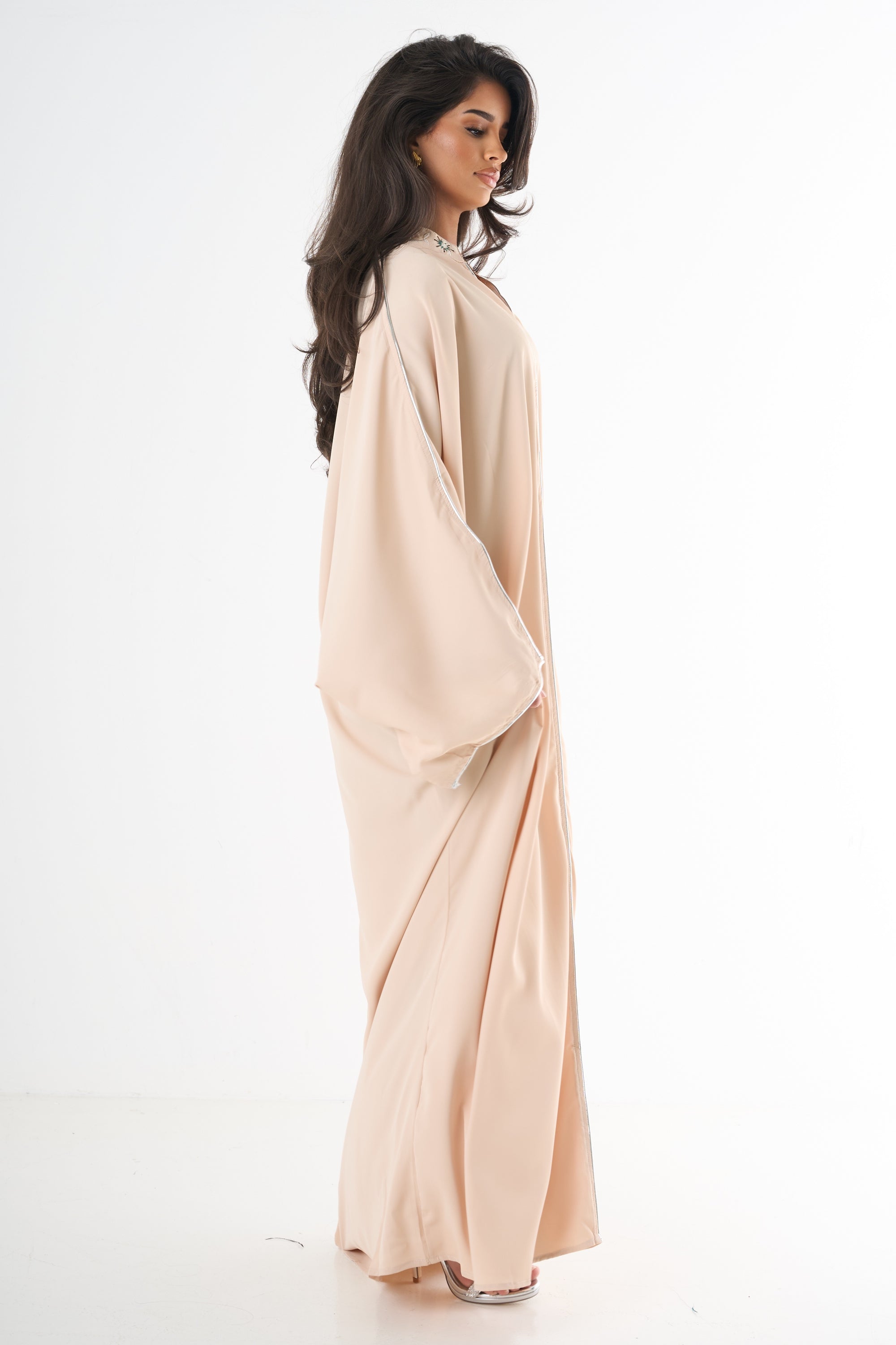 Abaya classique détaillée