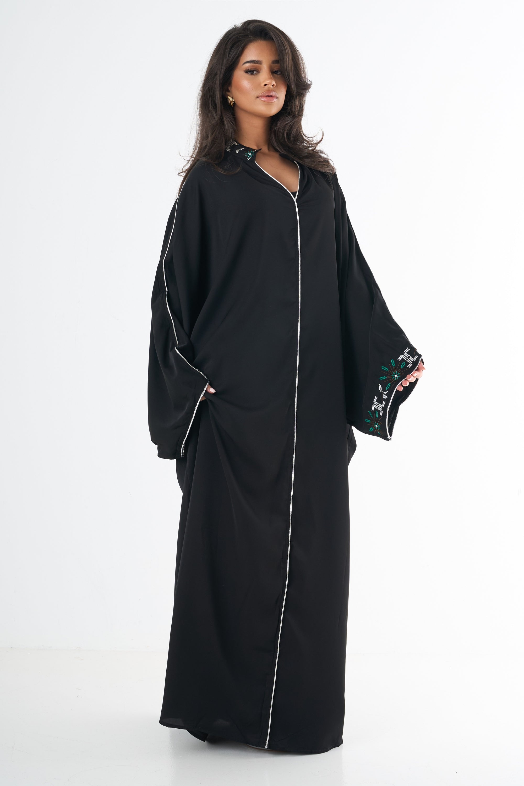 Abaya classique détaillée