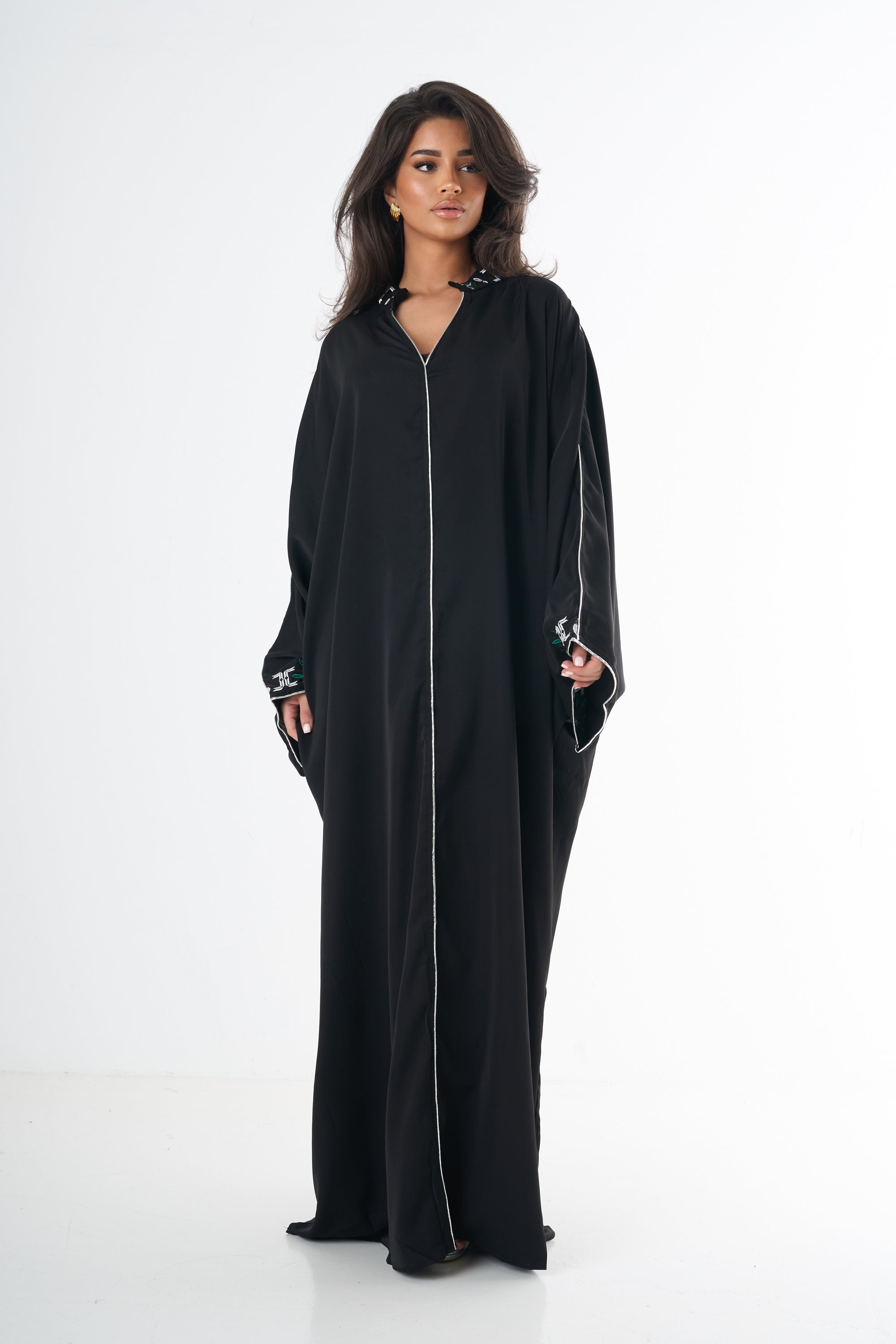Abaya classique détaillée