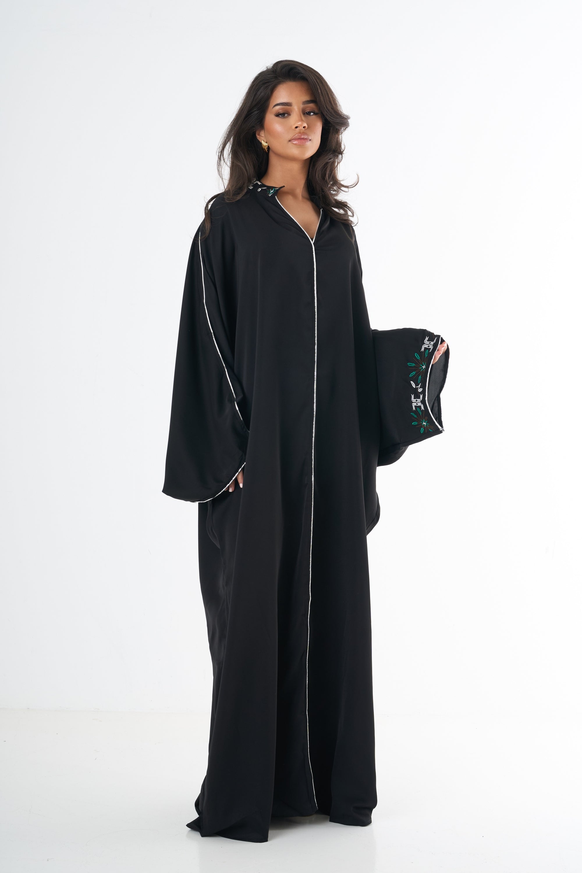 Abaya classique détaillée