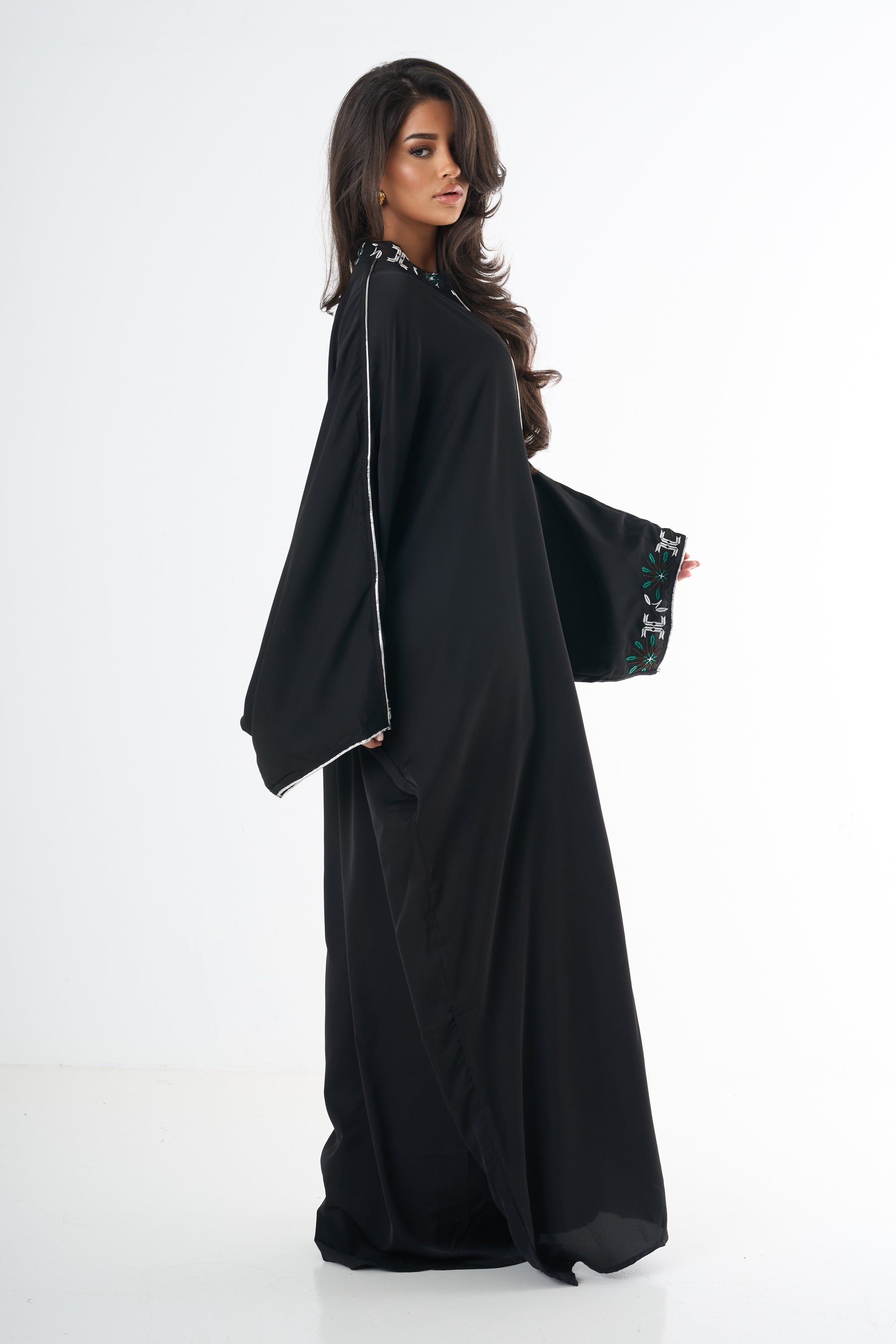 Abaya classique détaillée