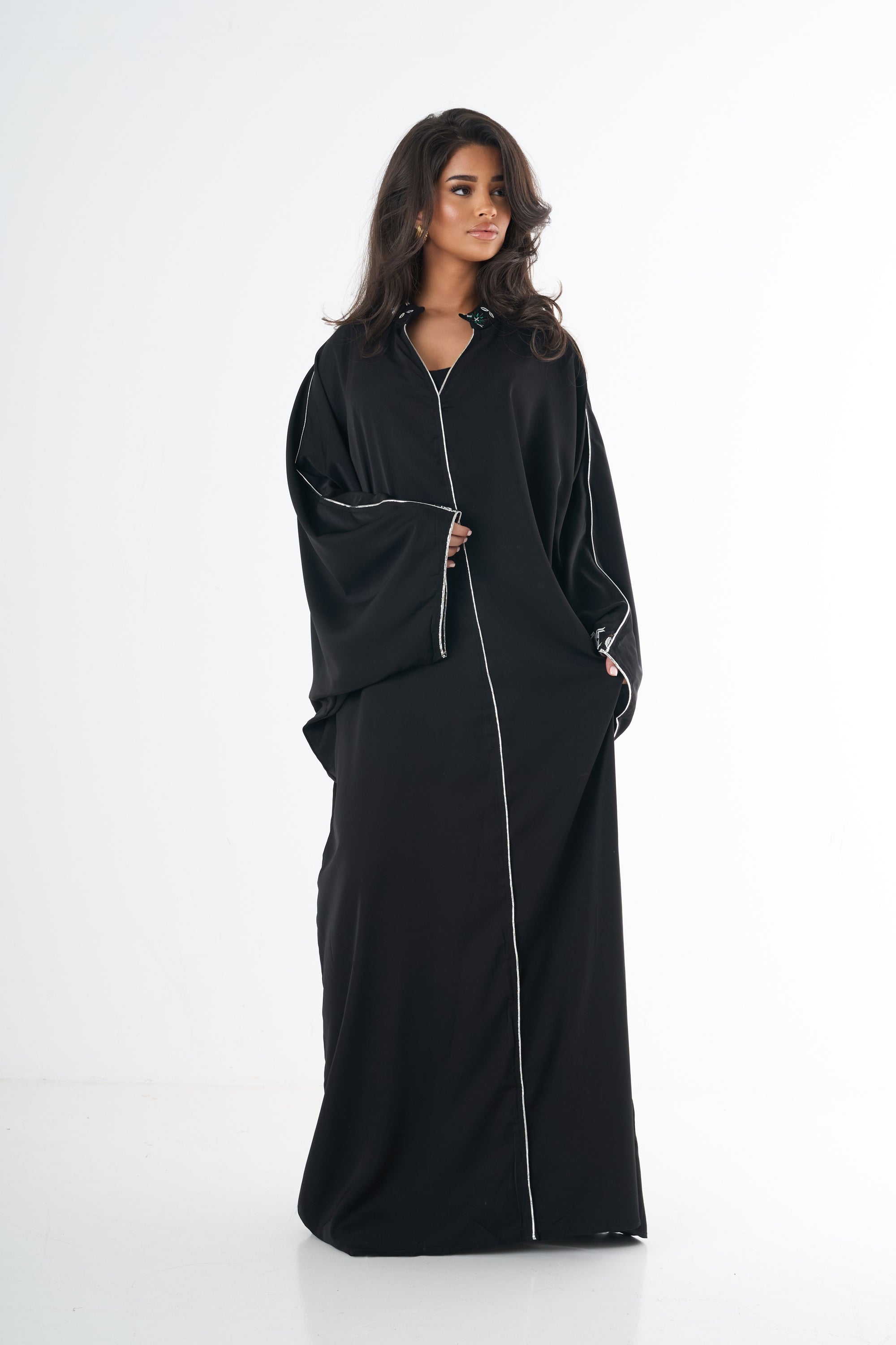 Abaya classique détaillée